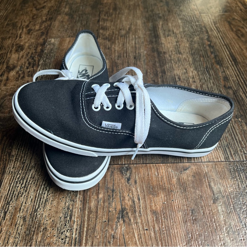 Vans Black Lace Up Sneakers Unisex Womens Size 7.5 Mens Size 6